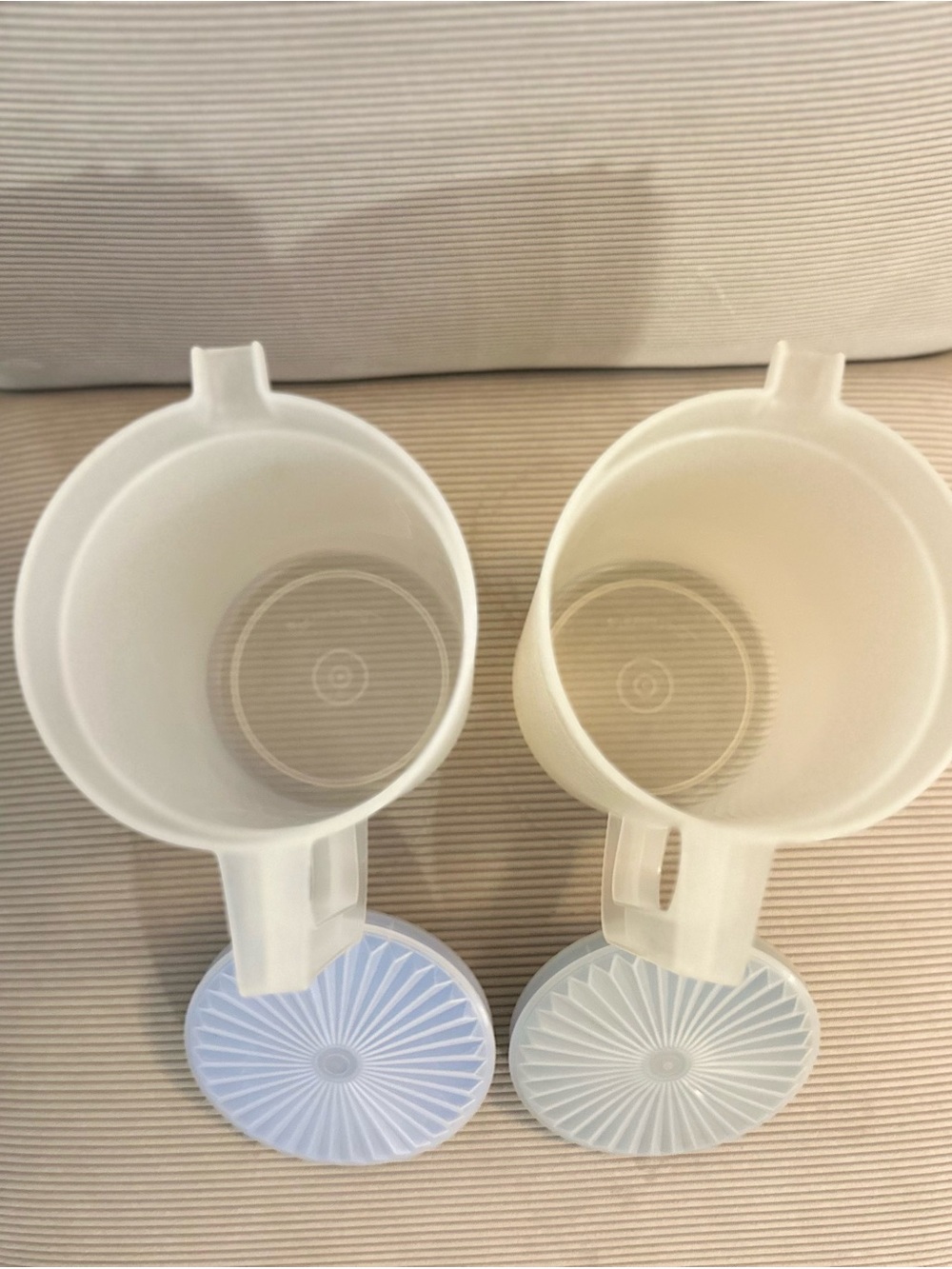 Set of 2 - vintage Tupperware push-button pitchers - Picture 5 of 8